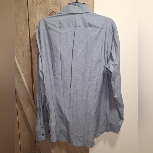A Banana Republic men's long sleeve button-down shirt in a size large. EUC - Picture 7 of 7
